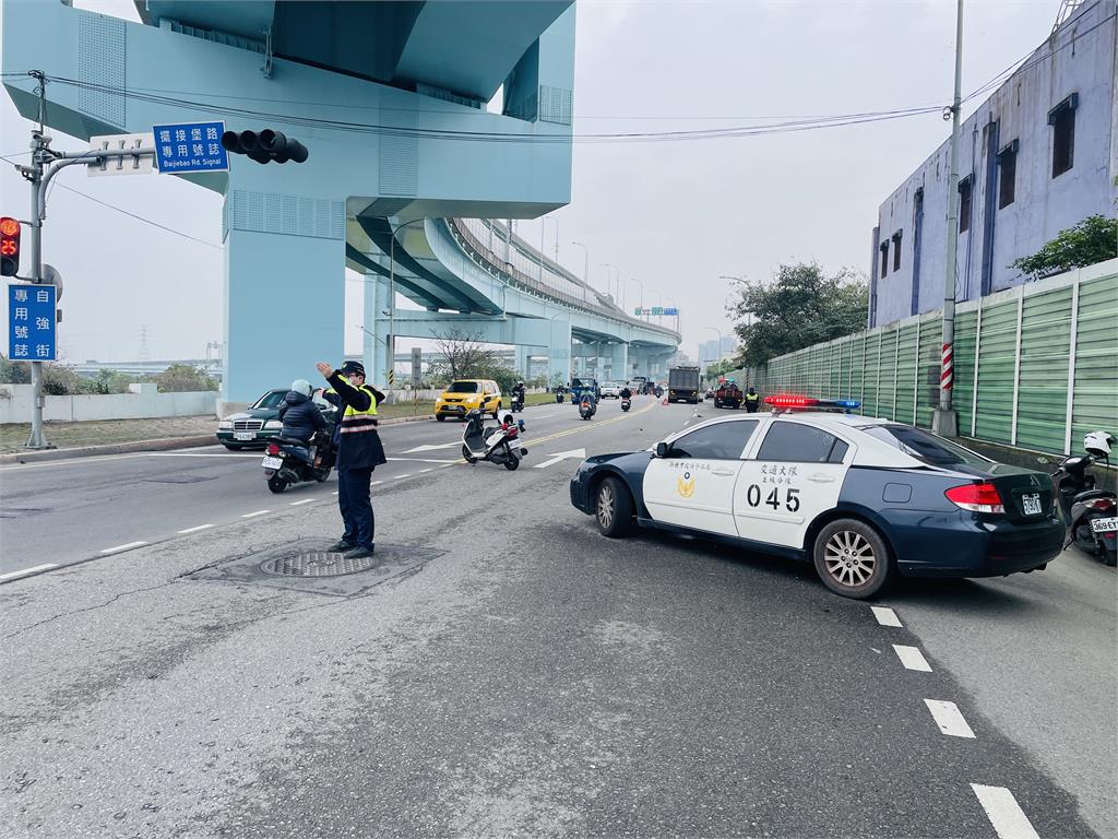 快新聞／驚！土城死亡車禍「砂石車闖紅燈撞機車」　騎士送醫搶救不治