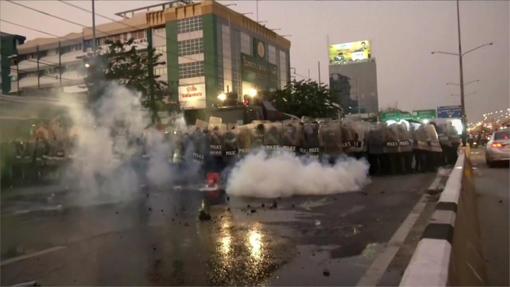 泰國示威！民眾要求泰王放棄軍權 警祭水砲、催淚瓦斯驅離