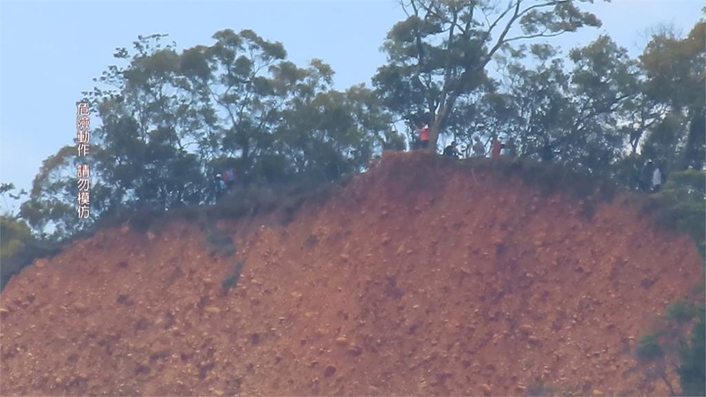  苗栗火炎山斷崖曾有警摔落 遊客玩命爬樹拍照