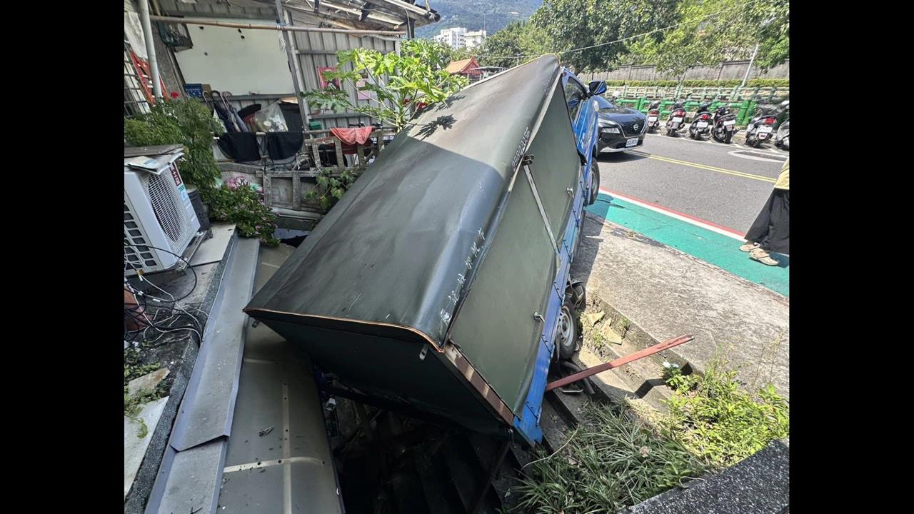倒退嚕！北投小貨車「倒插路旁」　駕駛涉毒駕被逮