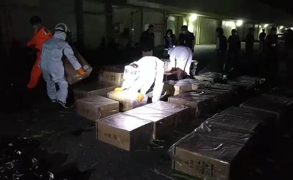 快新聞／漁船走私香煙被逮個正著 海巡人員穿著「防護衣」戒備