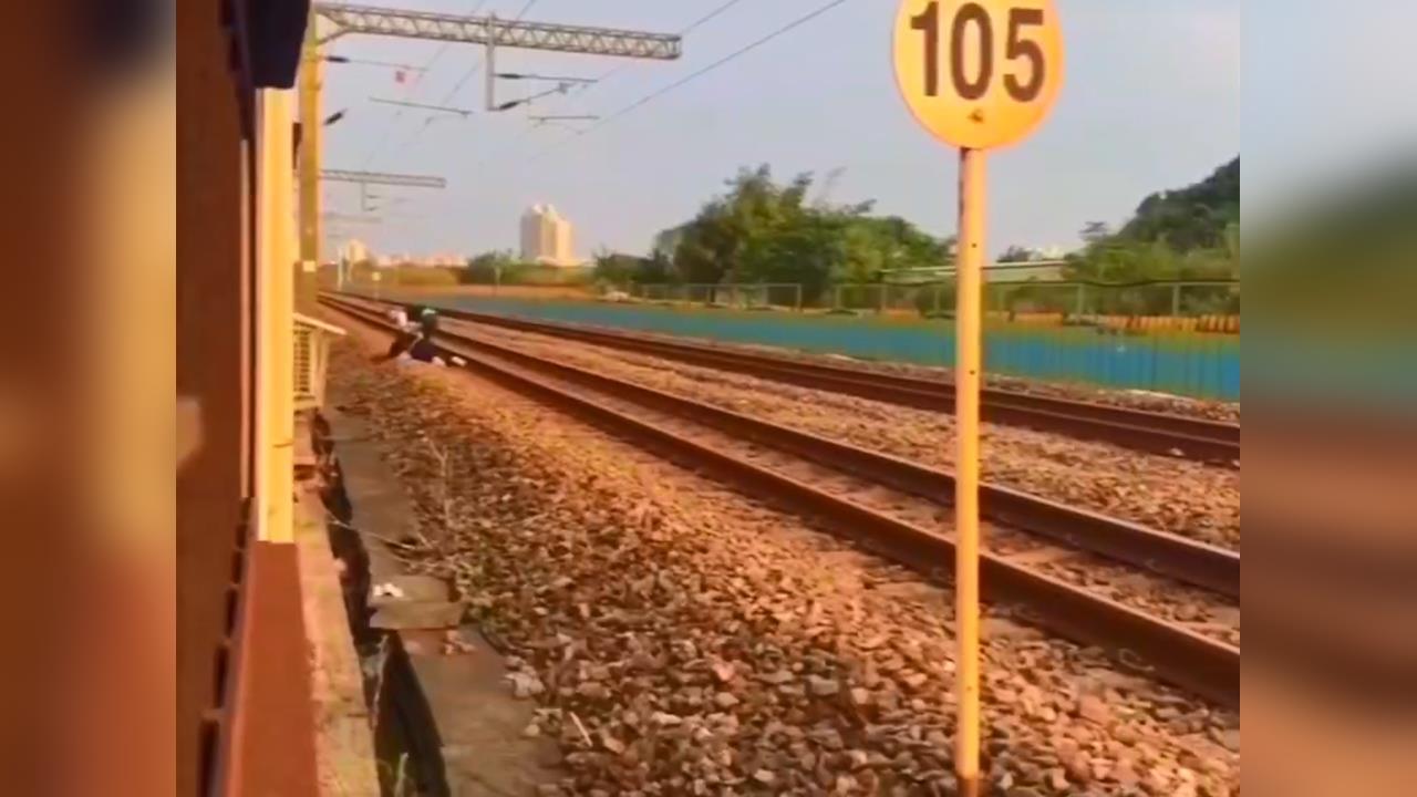 驚悚畫面曝！疑情侶吵架「吵到臥軌」　區間車險撞　男生死一瞬抱走臥軌女