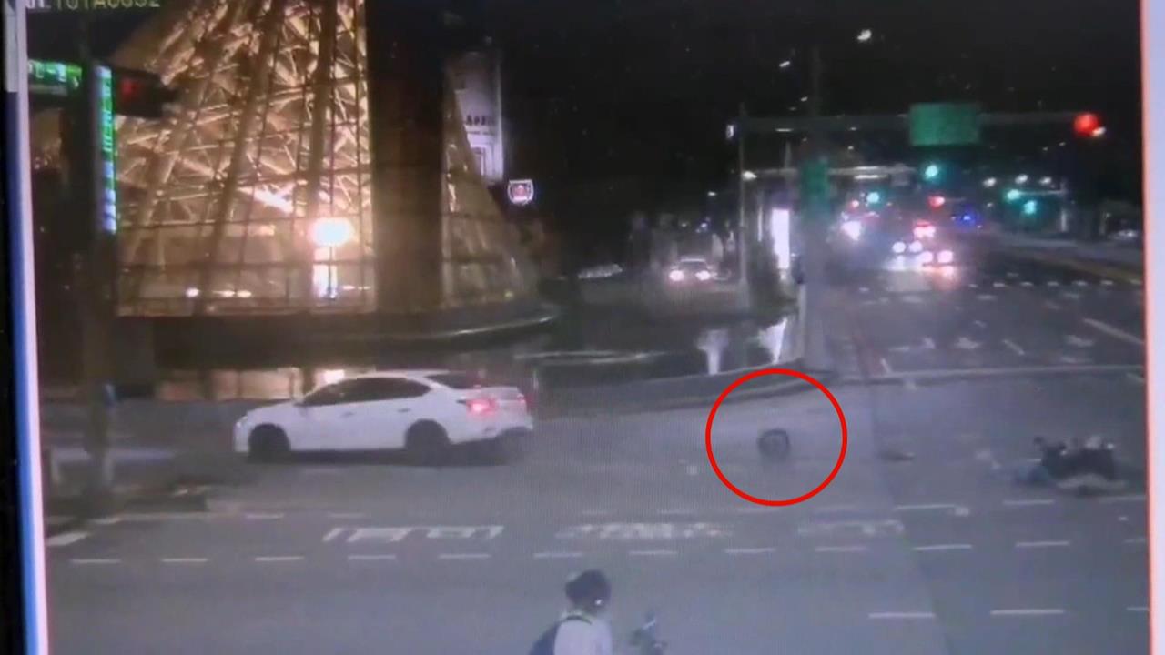 驚險！　高雄轎車疑「違規左轉」撞騎士　機車前輪「離家出走」滾車底