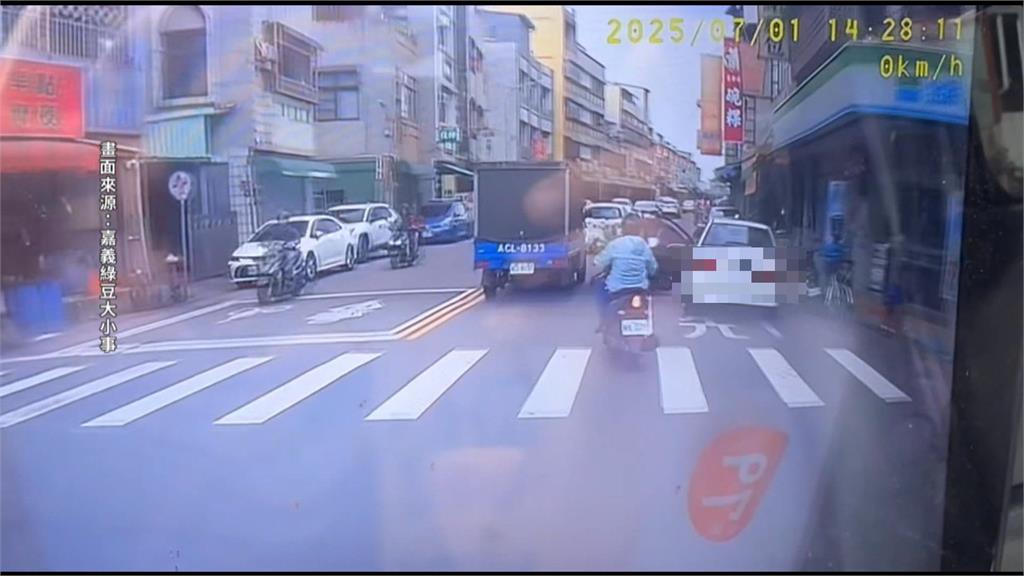 汽車疑未「兩段式開門」害慘摔！　嘉義騎士撞上倒地又被後方貨車追撞
