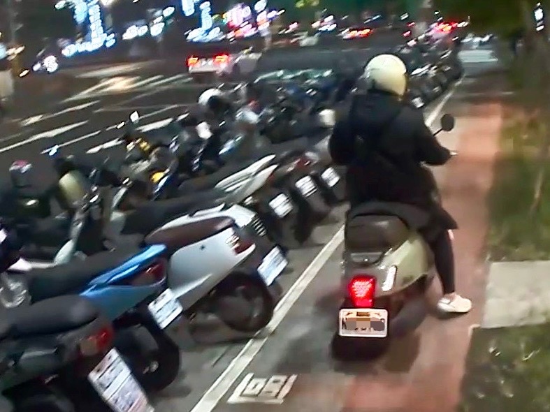 機車禁上人行道!基隆3月加強取締 違者罰600到1800元