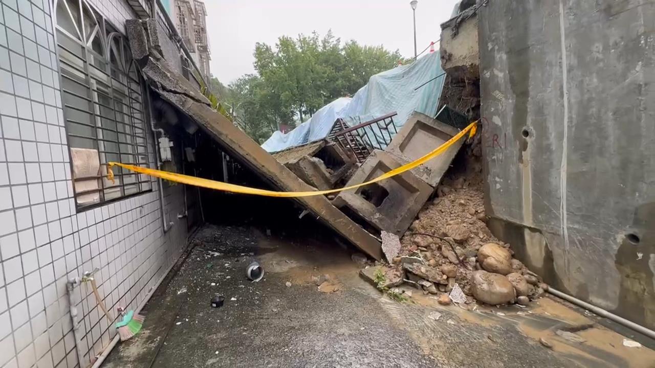 強風豪雨釀災情　桃園楓樹國小牆壁坍塌、台南老樹傾倒