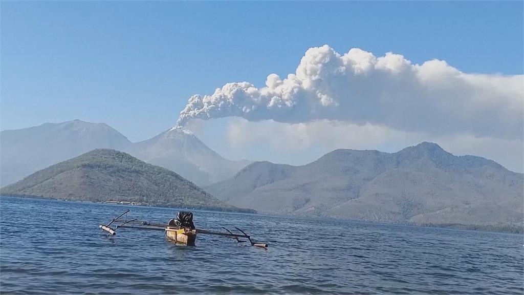 印尼火山噴發10多次釀9死　峇里島航班大亂34班機停飛