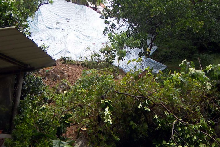 汐止土石流衝進民宅  巷子淹成小河