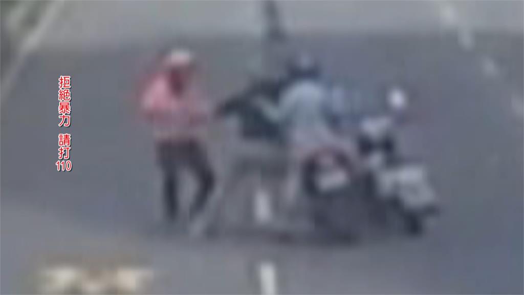 行車糾紛！新北騎士當街全武行　打架一度打上分隔島