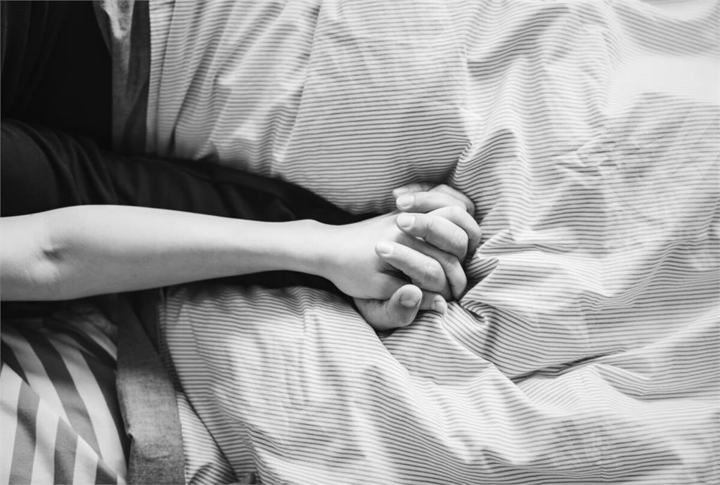 媳婦沒錢不敢反抗！卻遭「公公長期性侵」還逼每天視訊通話