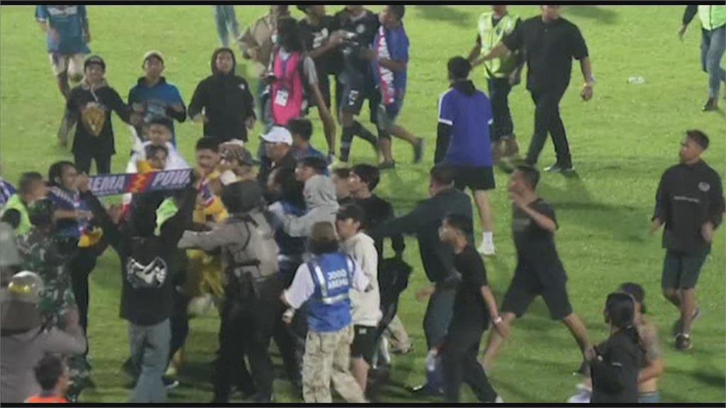 不滿輸球！印尼足球賽球迷暴動　推擠踩踏至少129死！總統下令調查