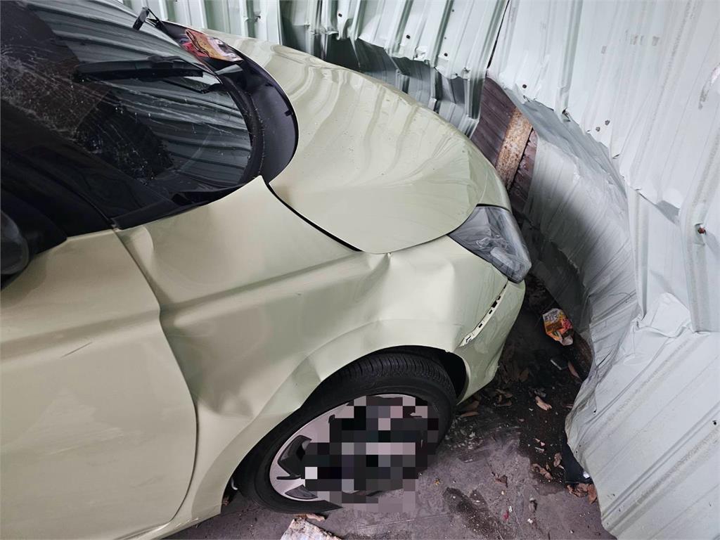 快新聞／飛來橫禍！桃園女子駕駛不當發生車禍　6名等公車民眾遭撞
