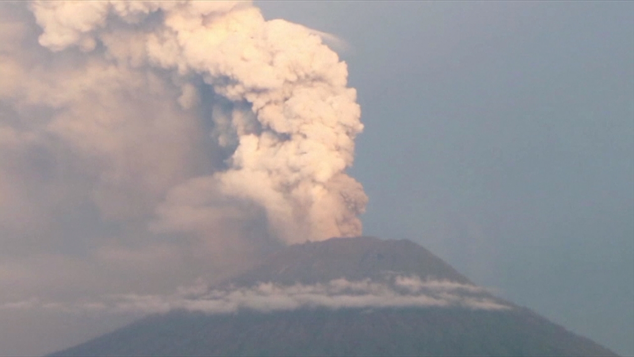 阿貢火山持續噴發 10多萬名旅客遭波及