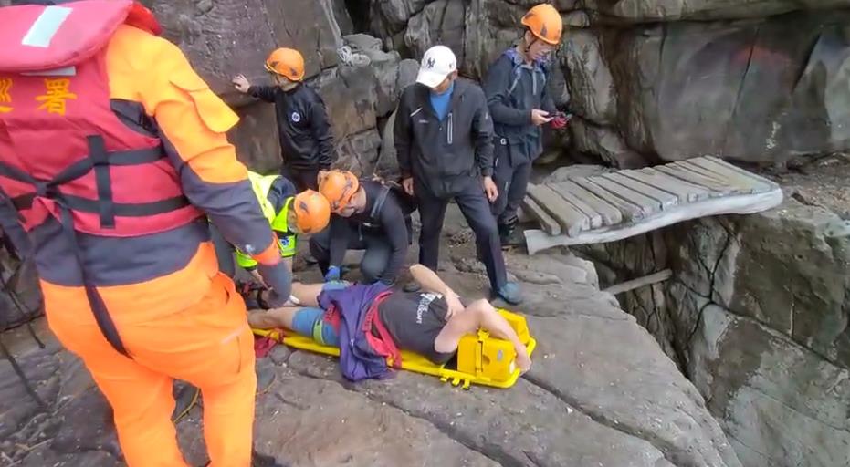 快新聞／龍洞攀岩場意外！德國男跌落3米骨折受困　出動直升機吊掛救援