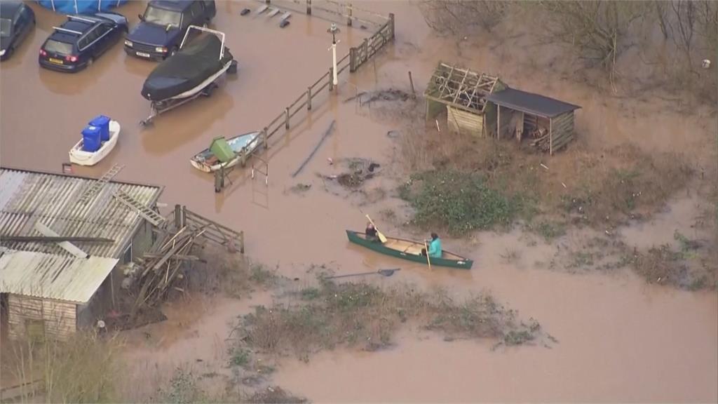 英國暴雨成災河水暴漲　泥流奔騰道路被截斷