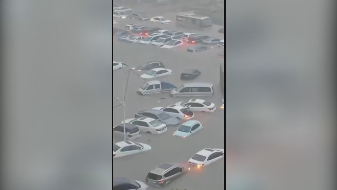 中國廣西欽州大暴雨侵襲　上百輛車被淹　人員受困