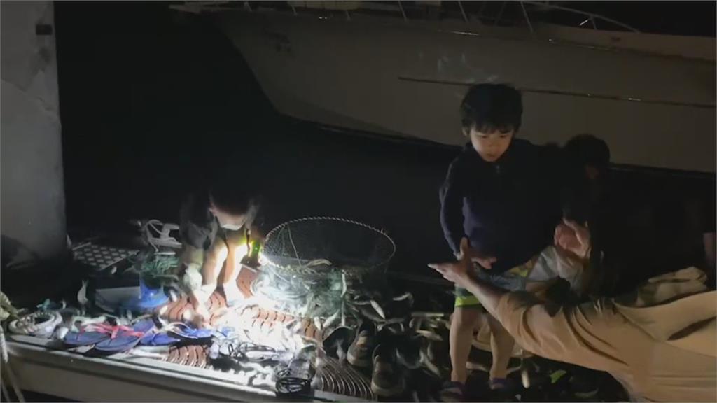 「大批魚群」突竄出水面！　遊客被嚇壞　在地人這麼說