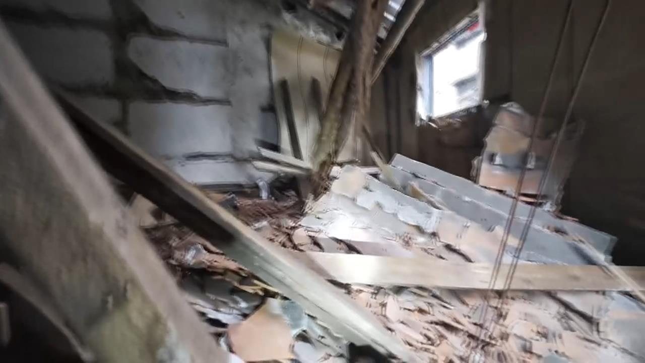 驚險!土城老屋突崩塌 男睡覺閃躲不及遭瓦片壓住