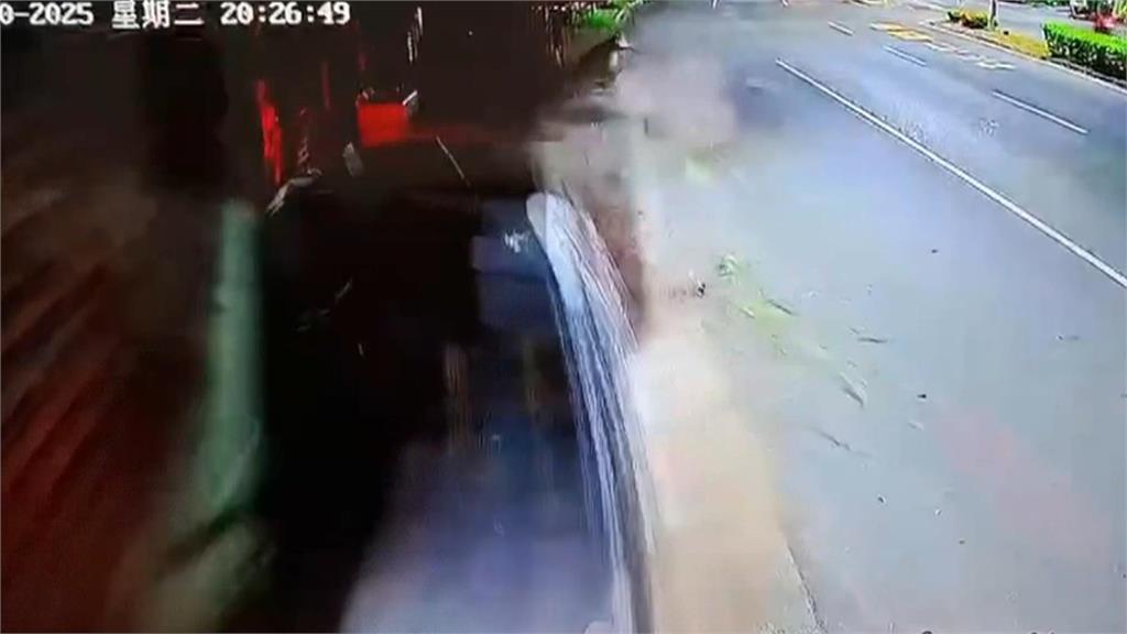 高雄無照駕駛撞進民宅！　乘客搜出毒品不排除「毒駕」