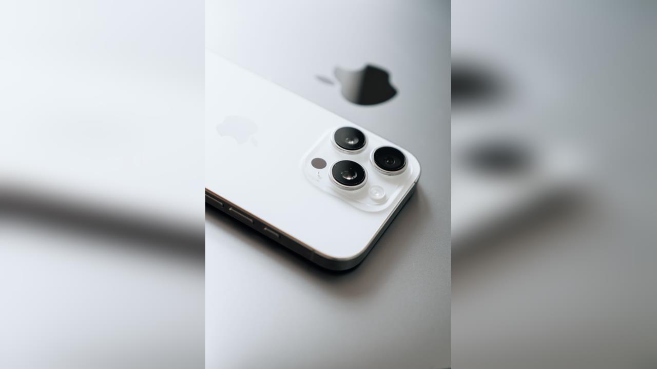 摔車「iPhone 18彎了」！重擊凹曲還能用　網看傻：太扯…