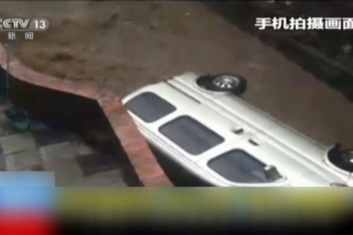 中國暴雨襲擊 街道成河汽車變小船