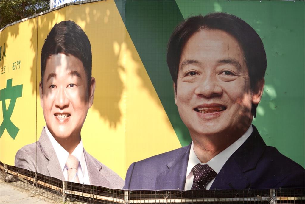 快新聞／惡質！林口看板遭破壞「賴神脖子挨刀」　何博文報警處理