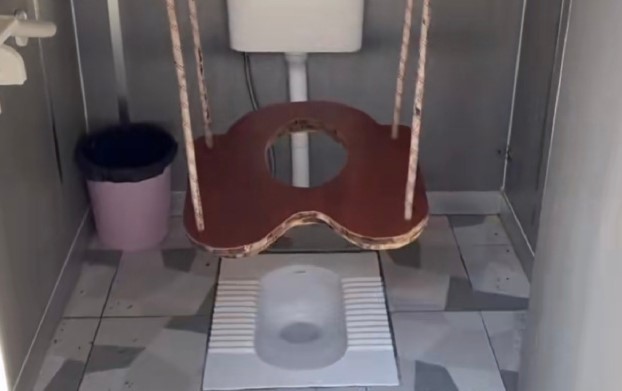 創意玩廁所！中國「盪鞦韆馬桶」挨轟　網笑爛：跟清潔員有仇？