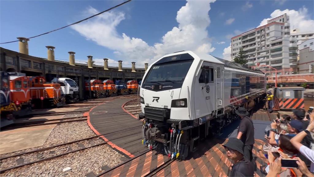 扇型車庫舉辦新車見面會　台鐵新購R200型柴電機車亮相