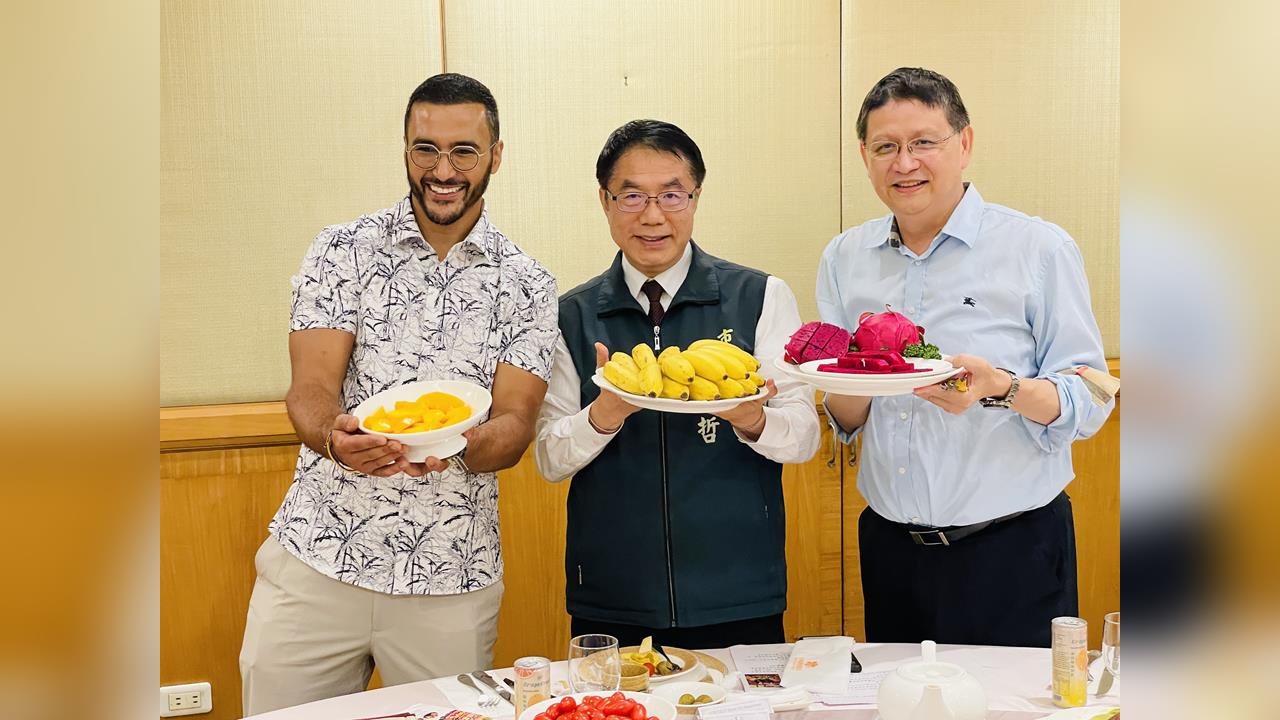 快新聞／台灣紅到國外去！法國網紅驚喊「這縣市」水果超好吃　竟幫忙直播賣貨
