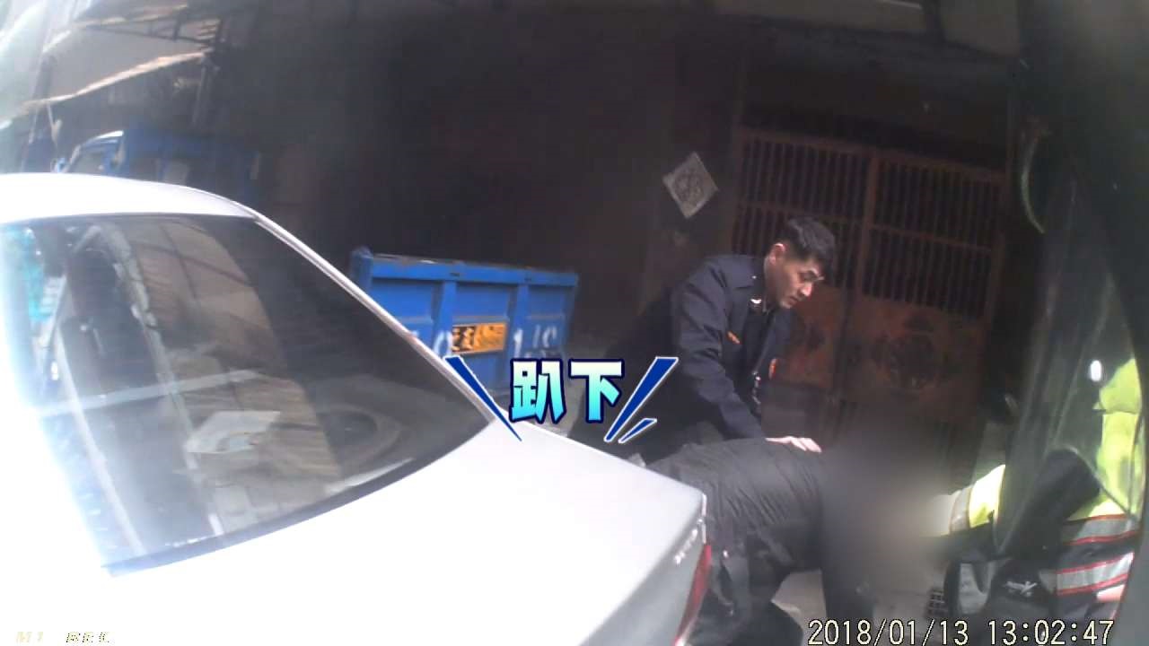 藏毒心虛違規右轉 男逃逸開車撞警