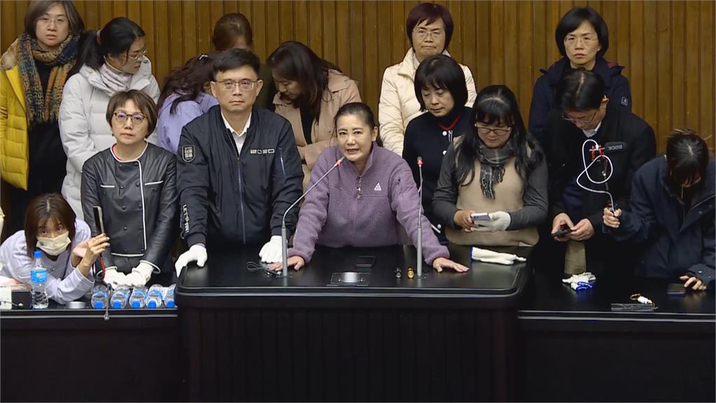 快新聞／綠委夜襲議場！　吳思瑤強調須採取行動：防藍白對民主造成傷害