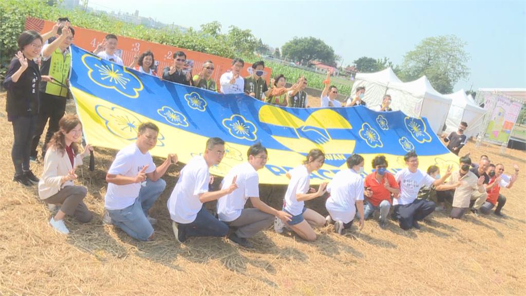 雲民「巾彩耕地藝術節」登場　巨大黃藍毛巾力挺烏克蘭