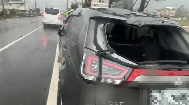 快新聞／颱風康芮「狂風暴雨猛轟」！　花蓮縣府公務車遭砸毀畫面曝光