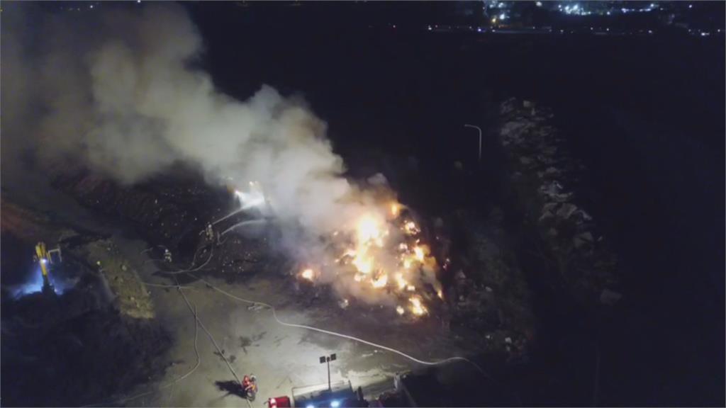 台南仁德清潔隊掩埋場遭祝融　「垃圾火燄山」燒掉2個籃球場　濃煙一度影響國道