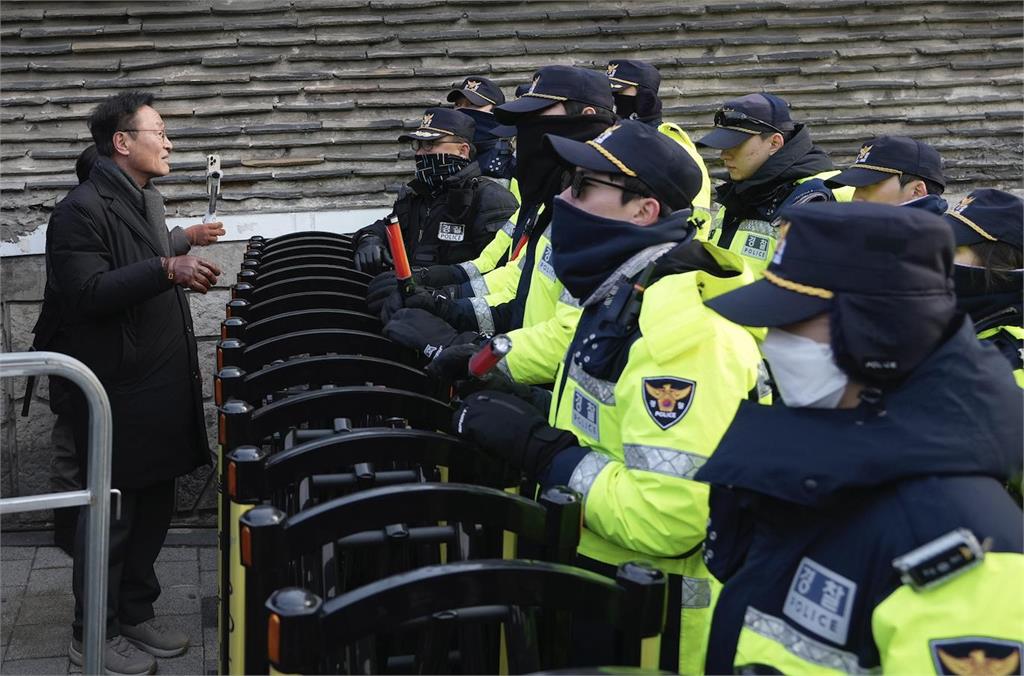 快新聞／南韓警衝總統府搜尹錫悅「電話紀錄」　雙方對峙8小時結局曝
