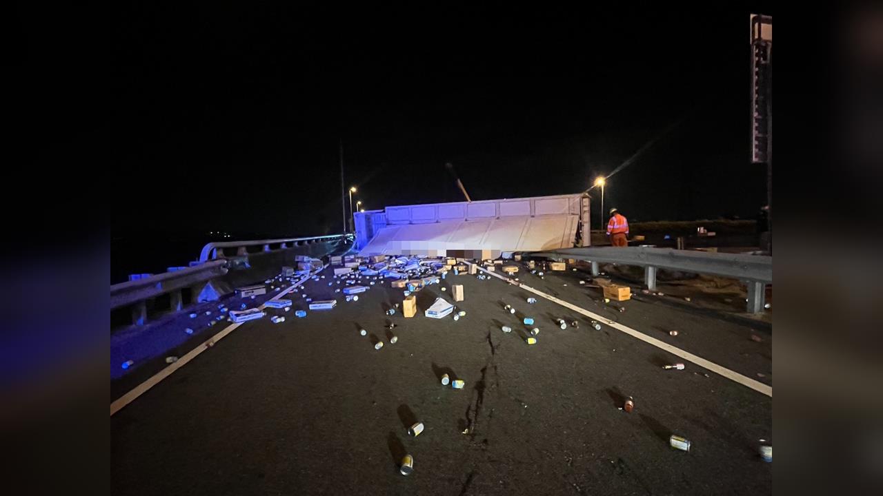 快新聞/飲料罐掉滿地!國3烏日段凌晨聯結車翻覆 車流一度回堵1公里