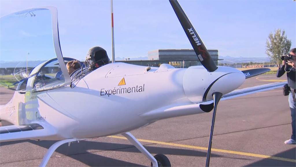從太陽能飛機跳傘  瑞士探險家首創世界紀錄