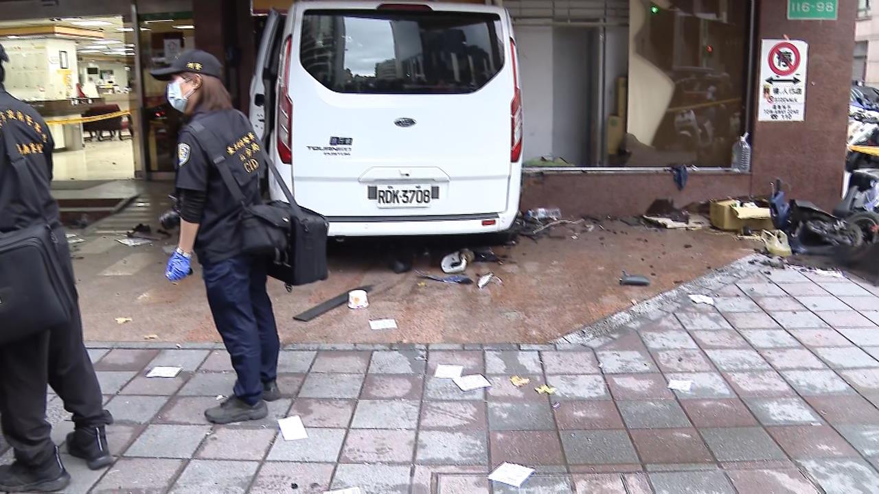 三立採訪車暴衝撞彰化銀行　7人輕傷3人重傷緊急送醫