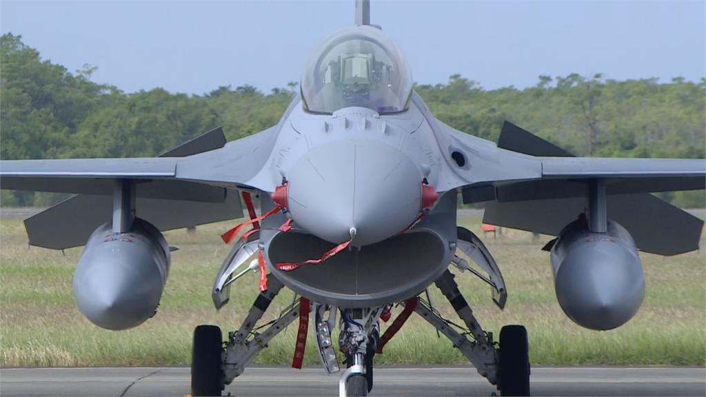 國軍F-16V接裝典禮秀肌肉　蔡總統親臨主持！