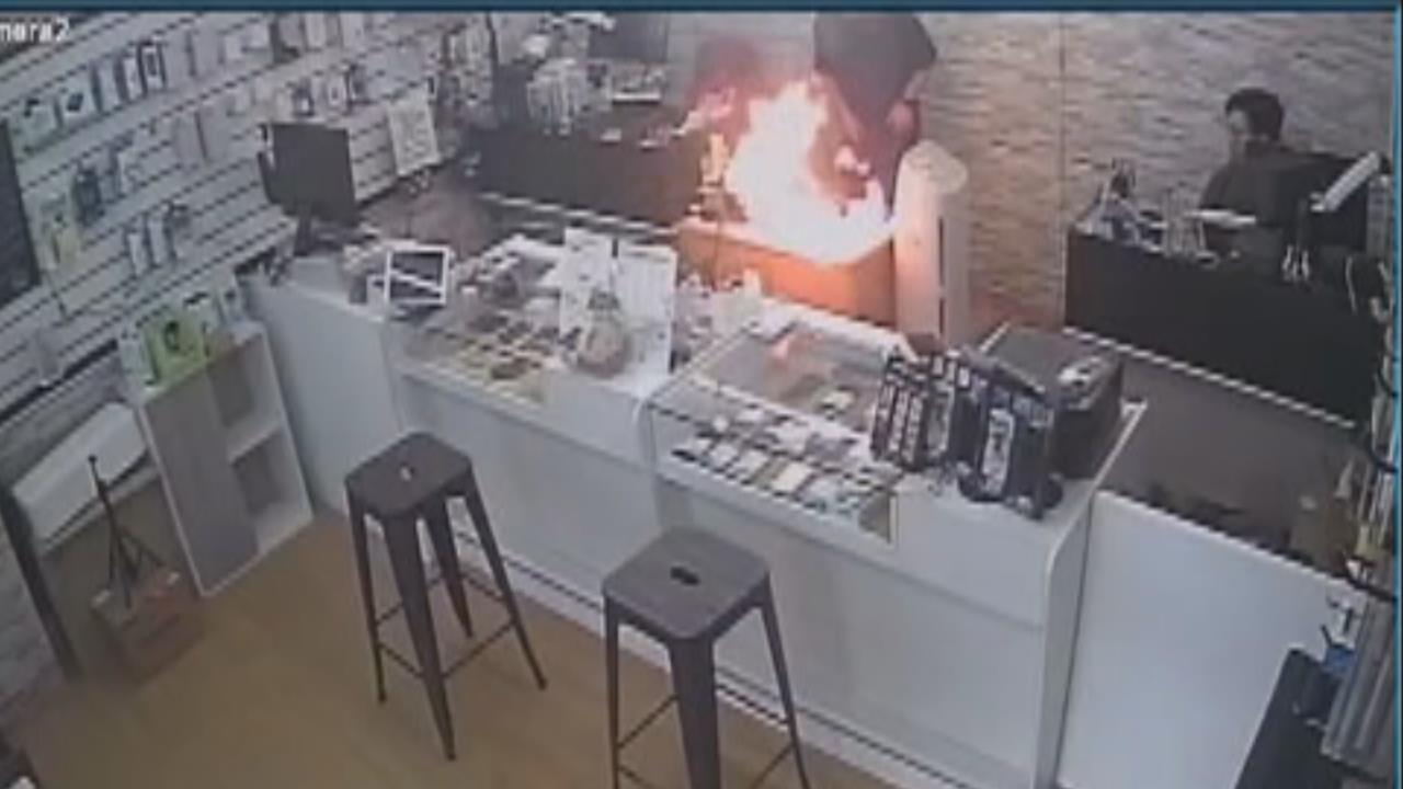 平板送修自燃冒火光 維修人員緊急滅火