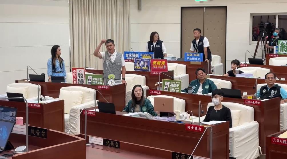 快新聞／竹市3黨議員大亂鬥　「罷免手板」喬不攏！議事一度喊卡