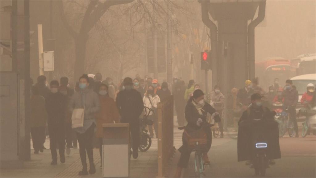 近十年最強沙塵暴撲中國 北京白天變黃昏