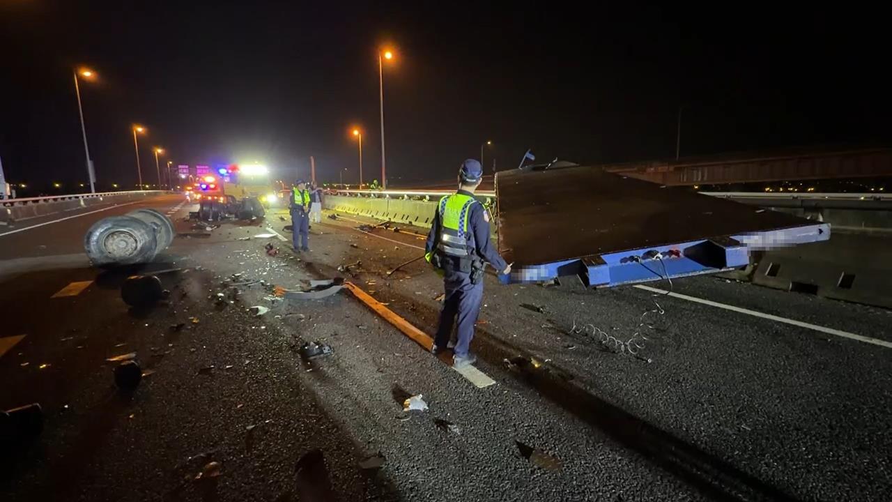 快新聞/台74線死亡車禍!貨車、聯結車猛撞 車頭墜橋下、駕駛拋飛身亡