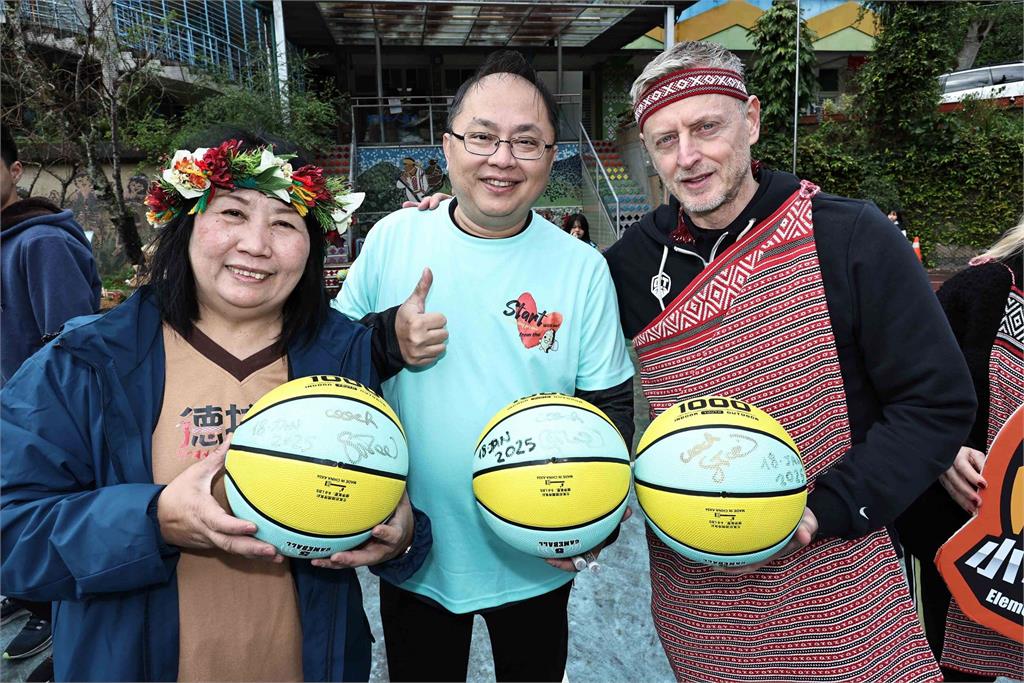 籃球／⼩學體總關懷偏鄉巡迴列⾞ 台灣男籃總教練圖奇寒冬送暖