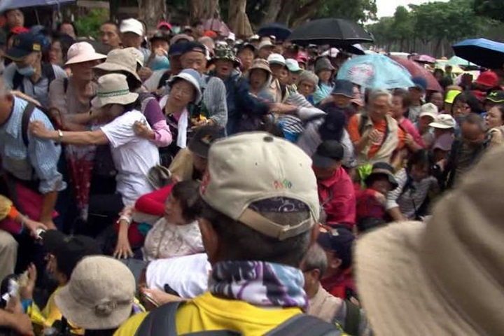 敬老活動變難民大亂鬥？ 十萬人搶摸彩券濺血