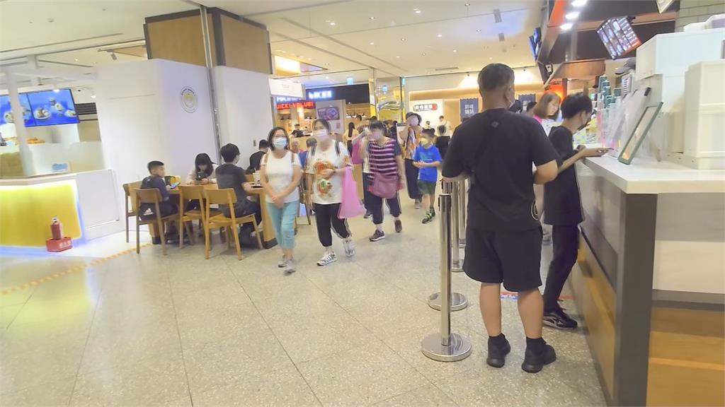 美食街點餐被擦撞！　男子出腳又揮拳爆衝突