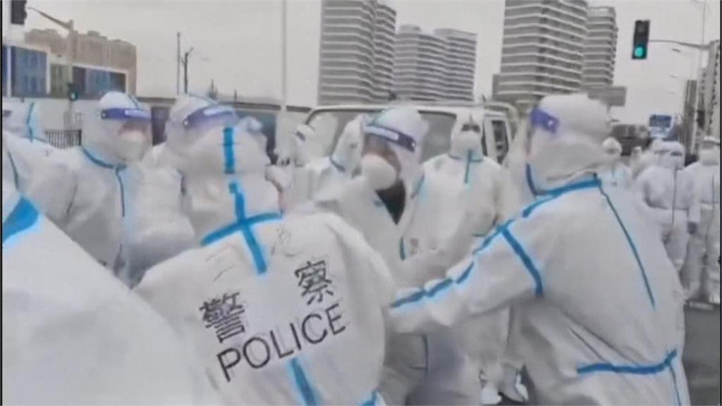 警察拉人出去打！上海社區拒當隔離區爆衝突