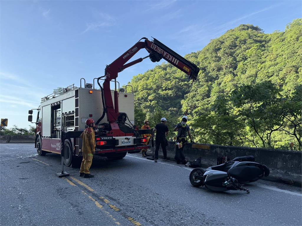 快新聞／疑疲勞釀禍！雙載機車過彎撞護欄墜谷　幸命大「被樹枝卡住」獲救
