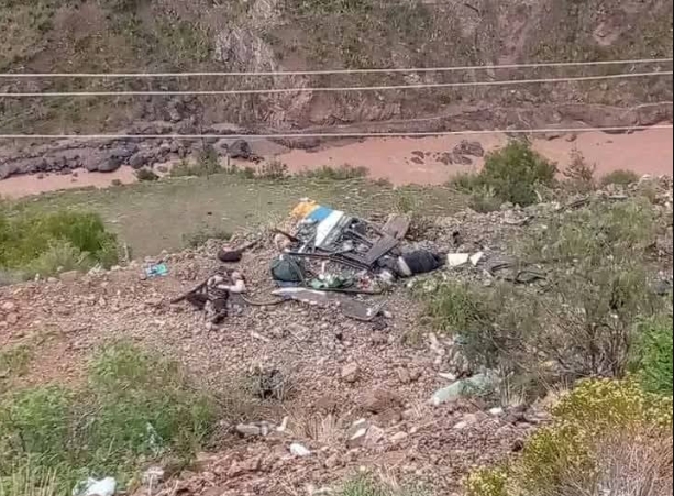 快新聞／驚！玻利維亞公車墜「800公尺深谷」　至少30人身亡、15人受傷