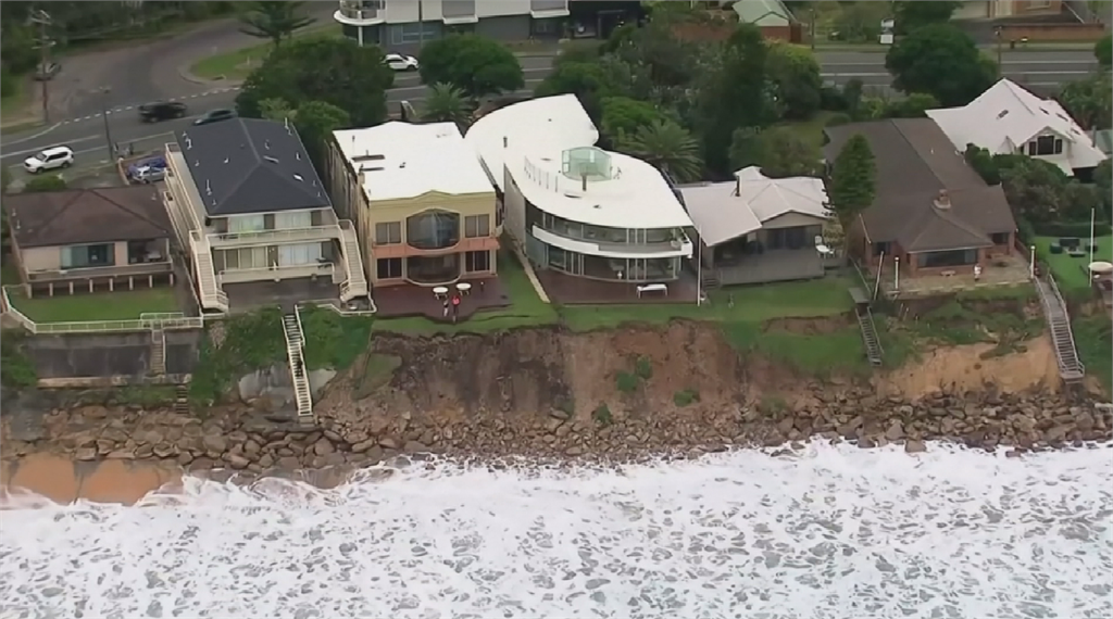 澳洲海岸大浪不斷 民宅後院坍塌